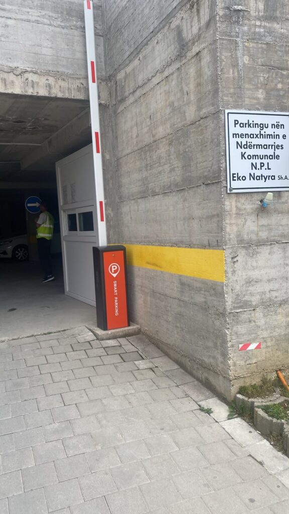 Parkingu — hyrja me staf