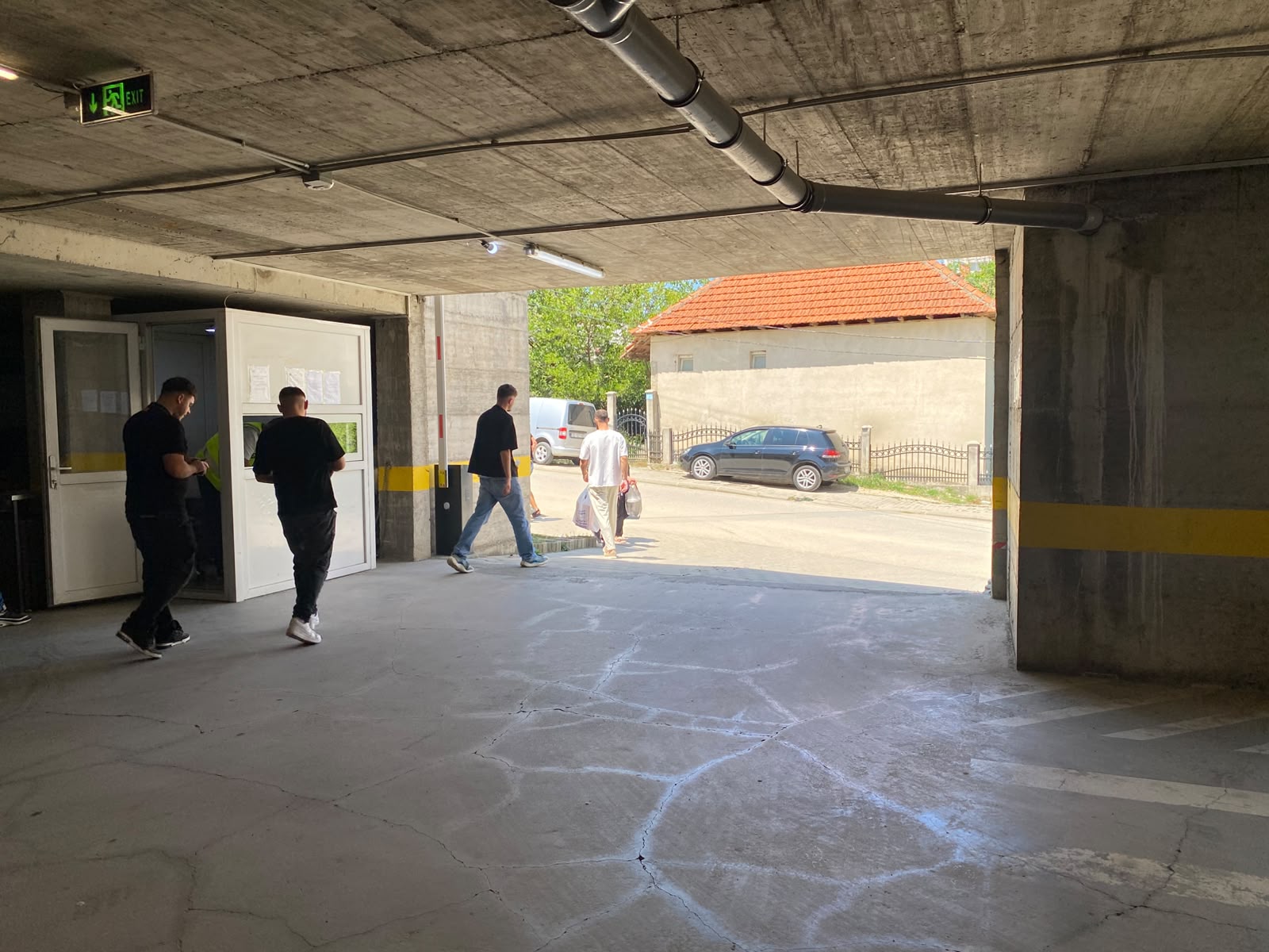 Parkingu — hyrja me staf