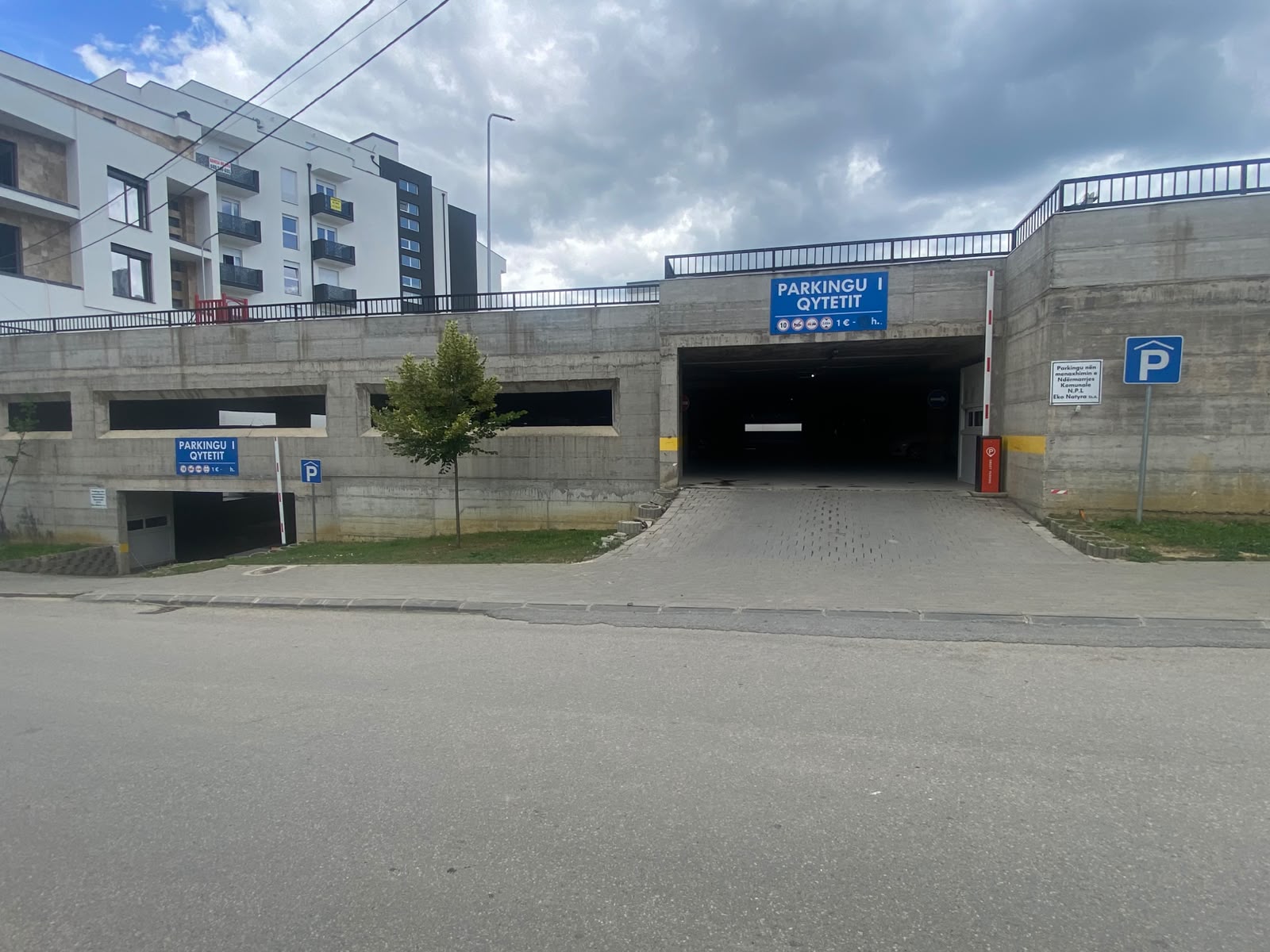 Parkim i sigurt në qendër të Skenderajt — mirë se erdhët këtë verë!